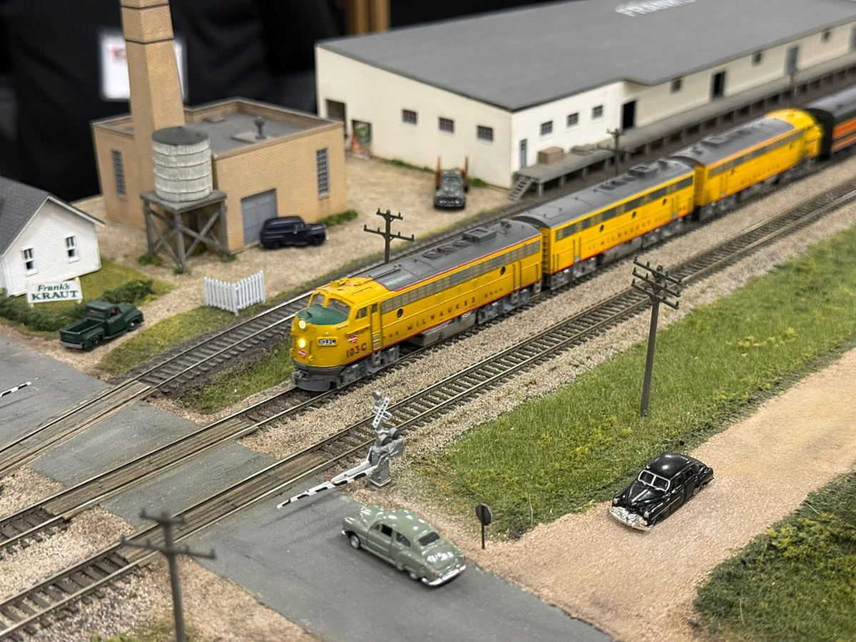Milwaukee Road F units passing the Franksville warehouse at the Kraut Road crossing