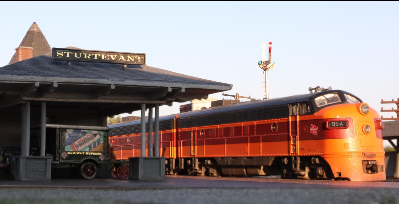 Milwaukee Road F unit 95-A under the Sturtevant depot sign on the Modutrak Sturtevant module