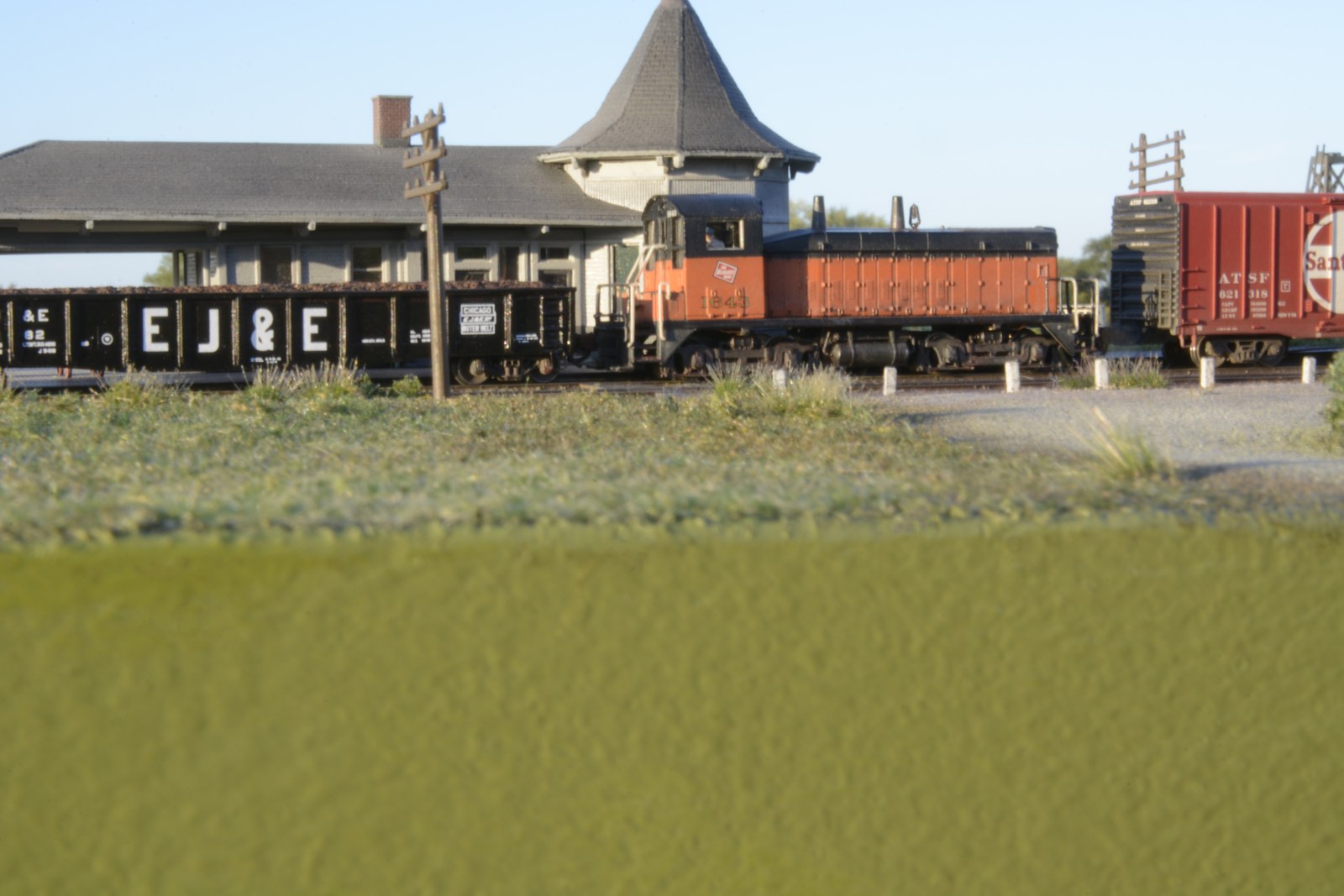 Switcher at the Sturtevant depot with an EJ&E gondola on the Modutrak Sturtevant module
